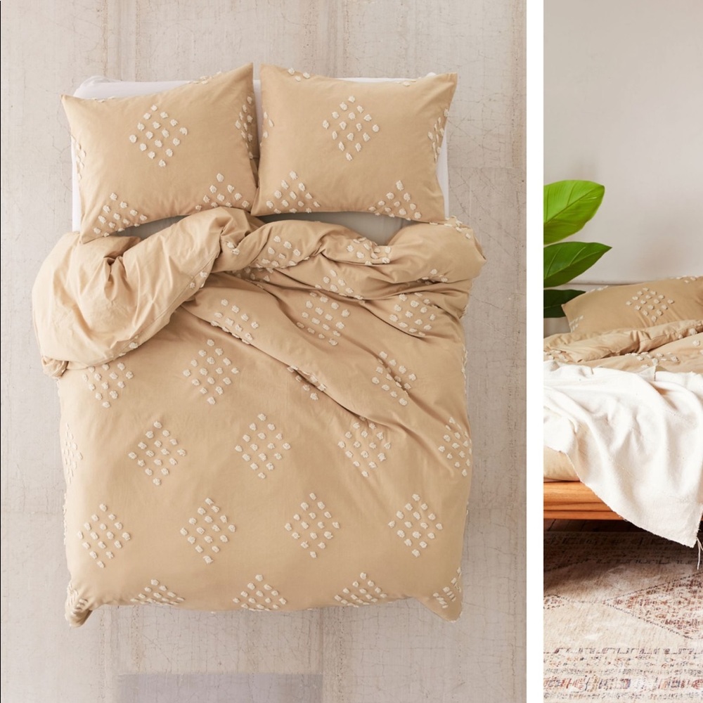 URBAN OUTFITTERS tufted geo duvet cover & pillows